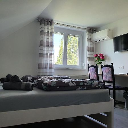 Monostor Panzio Bed & Breakfast Komárom Exterior foto