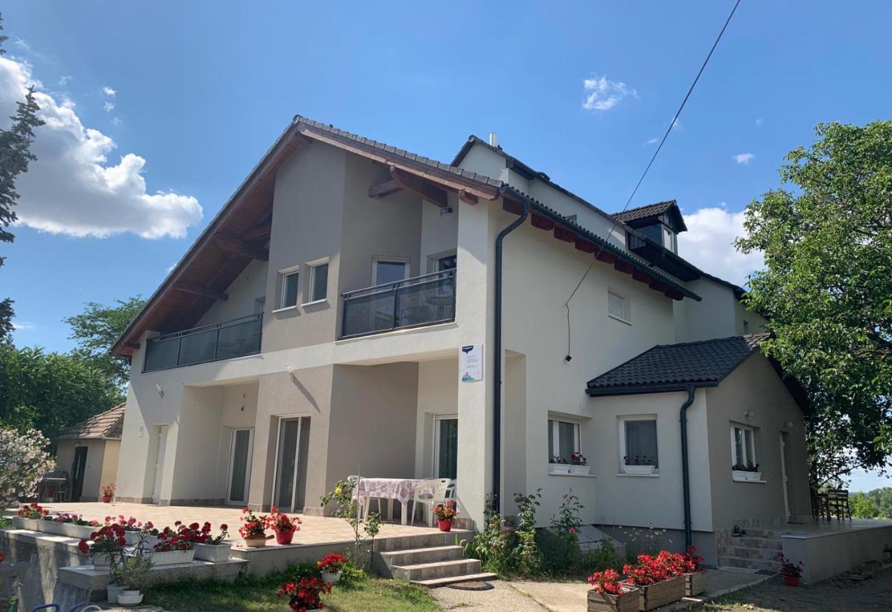 Monostor Panzio Bed & Breakfast Komárom Exterior foto