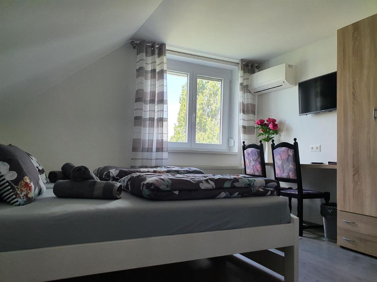 Monostor Panzio Bed & Breakfast Komárom Exterior foto