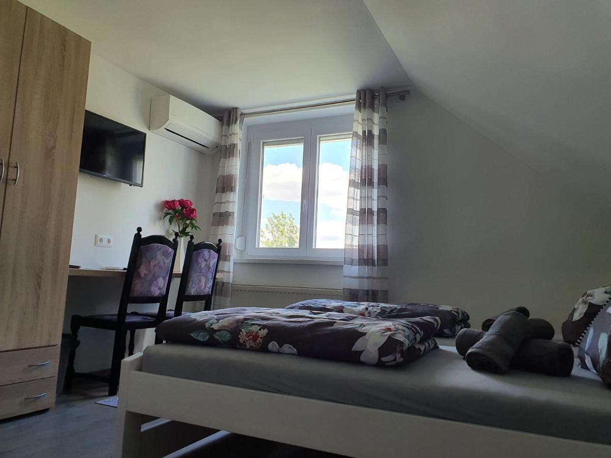 Monostor Panzio Bed & Breakfast Komárom Exterior foto